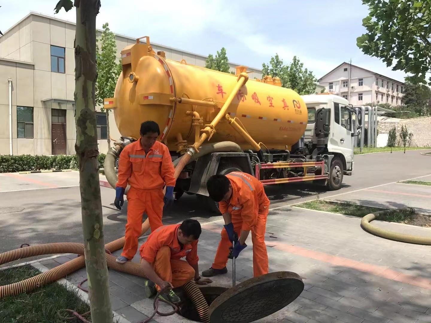 秀屿管道疏通车停在窨井附近