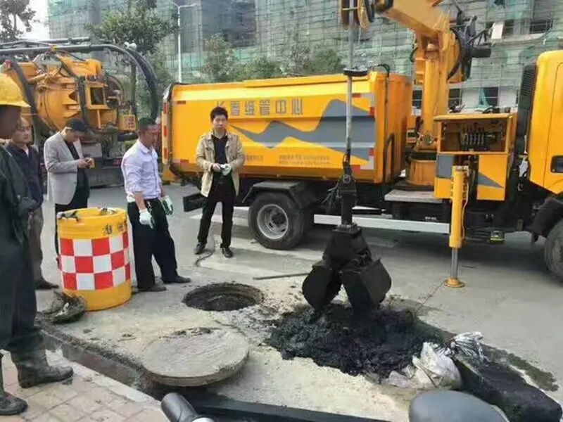 秀屿街道：网格员化身“清道夫”，为民解忧疏通“堵心”化粪池