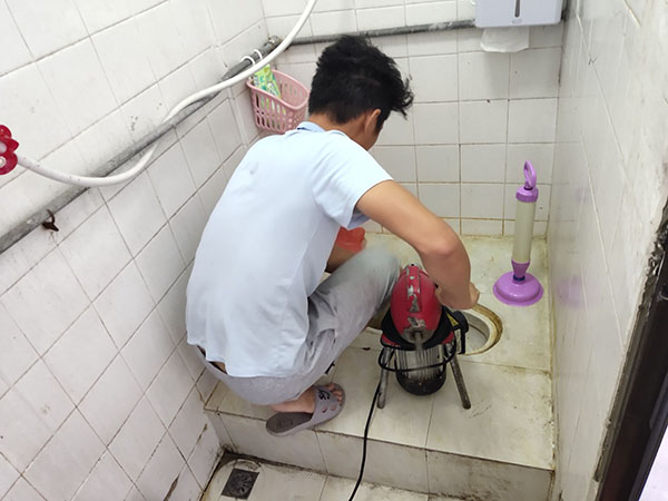 秀屿肥皂掉到马桶里把马桶堵住了怎么办？马桶堵住了怎么办